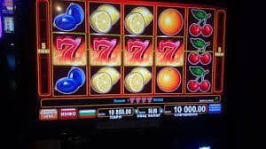 Antarmuka aplikasi mobile extraslot yang menampilkan menu utama dengan pilihan permainan kasino live dan sportsbook di Jakarta